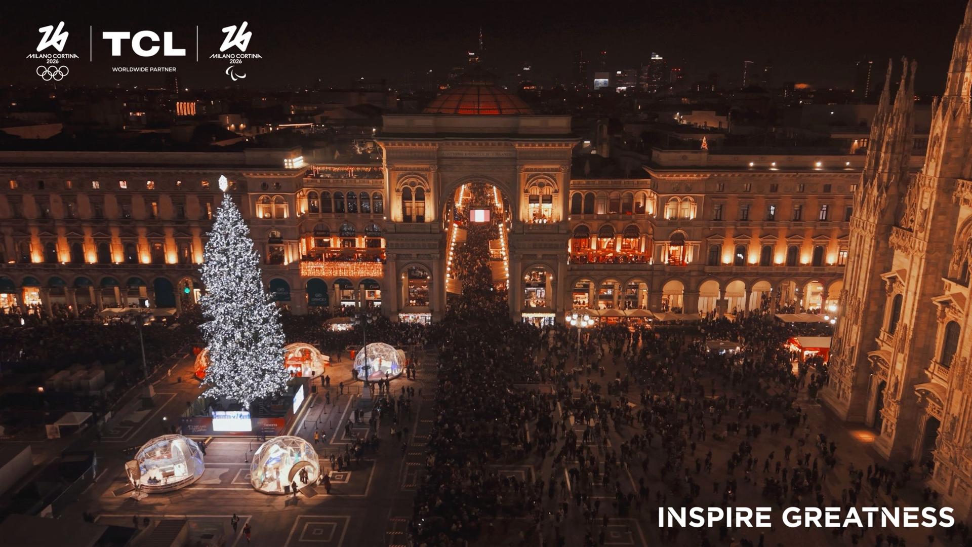 TCL ILLUMINA L’ALBERO IN PIAZZA DUOMO A MILANO E SVELA IL  SUO VILLAGGIO NATALIZIO 